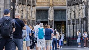 Vor Einlassbeginn bildete sich eine kleine Schlange vor dem Dom-Haupteingang. Vor Einlassbeginn bildete sich eine kleine Schlange vor dem Dom-Haupteingang.