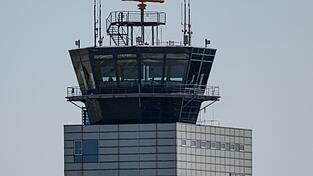Ein beschädigter Zaun am Flughafen Leipzig/Halle hat einen Polizeieinsatz ausgelöst. (Archivbild) Ein beschädigter Zaun am Flughafen Leipzig/Halle hat einen Polizeieinsatz ausgelöst. (Archivbild)