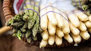 Spargel enthält nur wenige Kalorien, steckt aber voller Mineralien und Vitamine. Spargel enthält nur wenige Kalorien, steckt aber voller Mineralien und Vitamine.