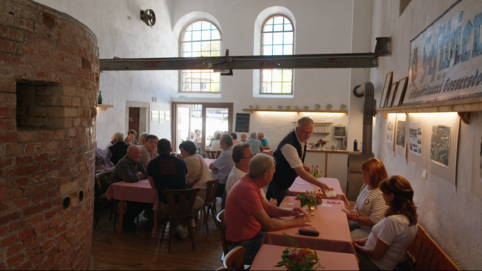 Wirt Fritz Fuchs mit seinen Gästen im Bräuhaus Gossersdorf Wirt Fritz Fuchs mit seinen Gästen im Bräuhaus Gossersdorf