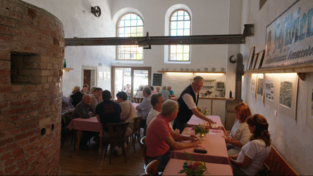 Wirt Fritz Fuchs mit seinen Gästen im Bräuhaus Gossersdorf Wirt Fritz Fuchs mit seinen Gästen im Bräuhaus Gossersdorf