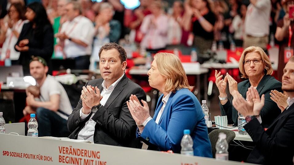 Beschlossene Sache: Die SPD um ihre Vorsitzenden Lars Klingbeil und Bärbel Bas strebt ein AfD-Verbotsverfahren an. Beschlossene Sache: Die SPD um ihre Vorsitzenden Lars Klingbeil und Bärbel Bas strebt ein AfD-Verbotsverfahren an.