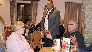 Pia Herzog und Manfred Clemens, beide Gründungsmitglieder des Gewerbevereins und Ehrenmitglieder. Als sich keine Vorschläge für die Vorstandschaft fanden, ergriff Manfred Clemens das Wort und appellierte an die Anwesenden, was die Intention des Vereins war und auch heute noch sein sollte: „Gemeinsam aktiv sein“. Pia Herzog und Manfred Clemens, beide Gründungsmitglieder des Gewerbevereins und Ehrenmitglieder. Als sich keine Vorschläge für die Vorstandschaft fanden, ergriff Manfred Clemens das Wort und appellierte an die Anwesenden, was die Intention des Vereins war und auch heute noch sein sollte: „Gemeinsam aktiv sein“.