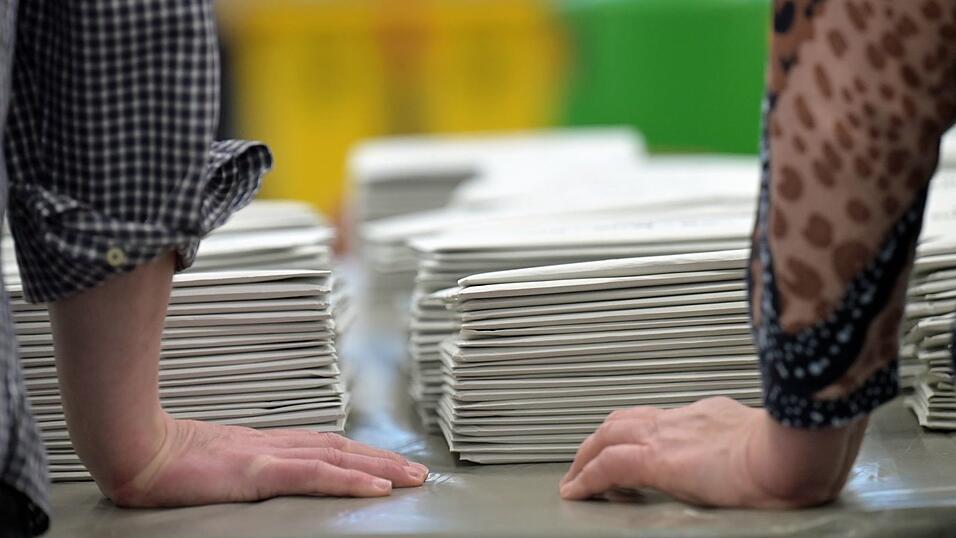 Bei der OB-Wahl in Erlangen schafft es Amtsinhaber Florian Janik (SPD) nur auf Rang zwei in die Stichwahl gegen den CSU-Mann J&ouml;rg Volleth. (Symbolbild)