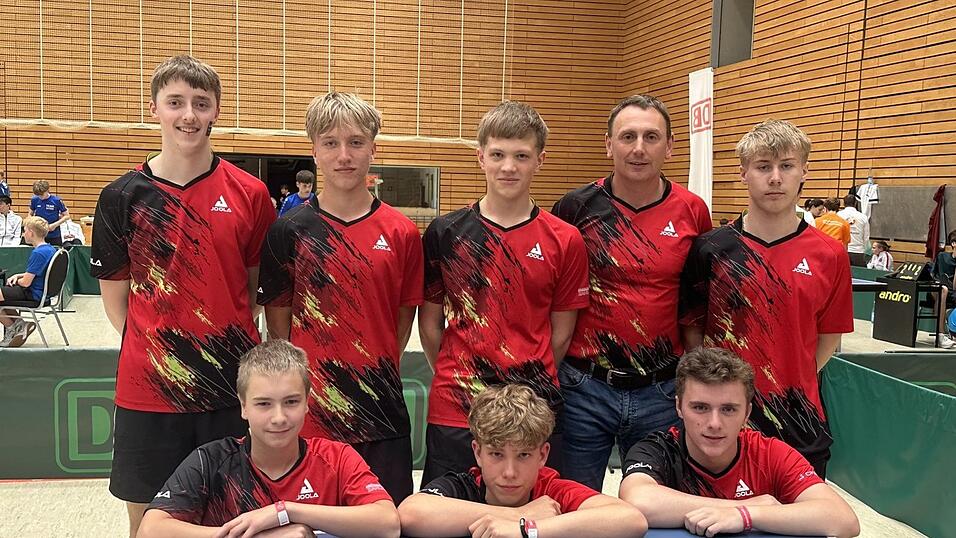 Die Mannschaft der Realschule mit ihrem Betreuer Christian Buschek (hinten v. l.) Jonas Rinderer, Hannes Engl, Lukas Brandl, Christian Buschek (Betreuer), Luis Hermann. In der vorderen Reihe (v. l.) Johannes Zahlauer, Vincent Schub und Fabian Rinderer) Die Mannschaft der Realschule mit ihrem Betreuer Christian Buschek (hinten v. l.) Jonas Rinderer, Hannes Engl, Lukas Brandl, Christian Buschek (Betreuer), Luis Hermann. In der vorderen Reihe (v. l.) Johannes Zahlauer, Vincent Schub und Fabian Rinderer)