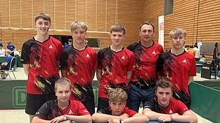 Die Mannschaft der Realschule mit ihrem Betreuer Christian Buschek (hinten v. l.) Jonas Rinderer, Hannes Engl, Lukas Brandl, Christian Buschek (Betreuer), Luis Hermann. In der vorderen Reihe (v. l.) Johannes Zahlauer, Vincent Schub und Fabian Rinderer)