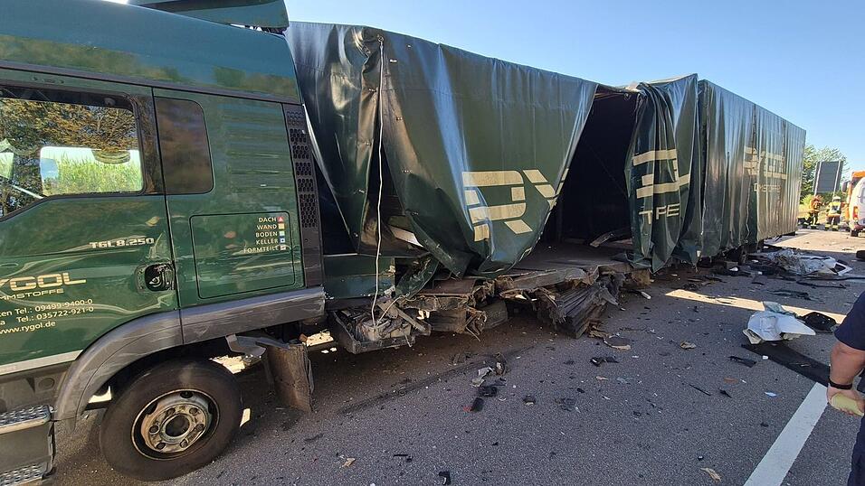Dieser Lastwagen mit Anhänger ist bei dem Zusamenstoß an der Seite schwer beschädigt worden. Der Lastwagenfahrer blieb unverletzt. Dieser Lastwagen mit Anhänger ist bei dem Zusamenstoß an der Seite schwer beschädigt worden. Der Lastwagenfahrer blieb unverletzt.