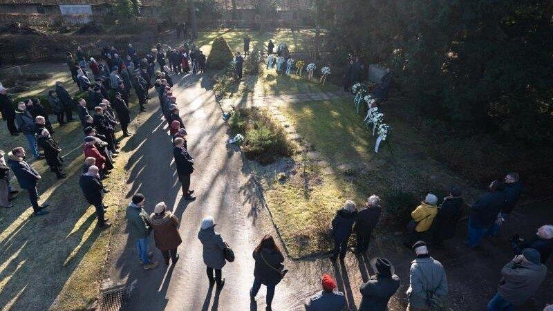 Teilnehmer einer Gedenkveranstaltung auf dem Nordfriedhof in Dresden.