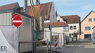 Der Bauausschuss vertagte die Entscheidung über die Änderung beziehungsweise Ergänzung der Beschilderung bei diesem Abschnitt der Straße 'Am Lins' bis zur Beendigung der Rathaus-Baustelle.