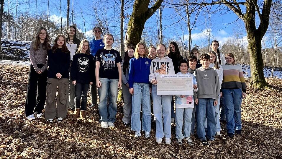 Dorothea Haas vom LBV Regen freute sich &uuml;ber die Spende von 150 Euro. Mit einem Kuchenverkauf erwirtschafteten die Sch&uuml;ler den Betrag