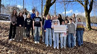 Dorothea Haas vom LBV Regen freute sich &uuml;ber die Spende von 150 Euro. Mit einem Kuchenverkauf erwirtschafteten die Sch&uuml;ler den Betrag