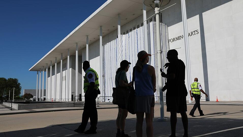 Das Kennedy Center informiert in Gerichtsdokumenten darüber, dass Trumps Name von seiner Fassade entfernt worden ist. Das Kennedy Center informiert in Gerichtsdokumenten darüber, dass Trumps Name von seiner Fassade entfernt worden ist.