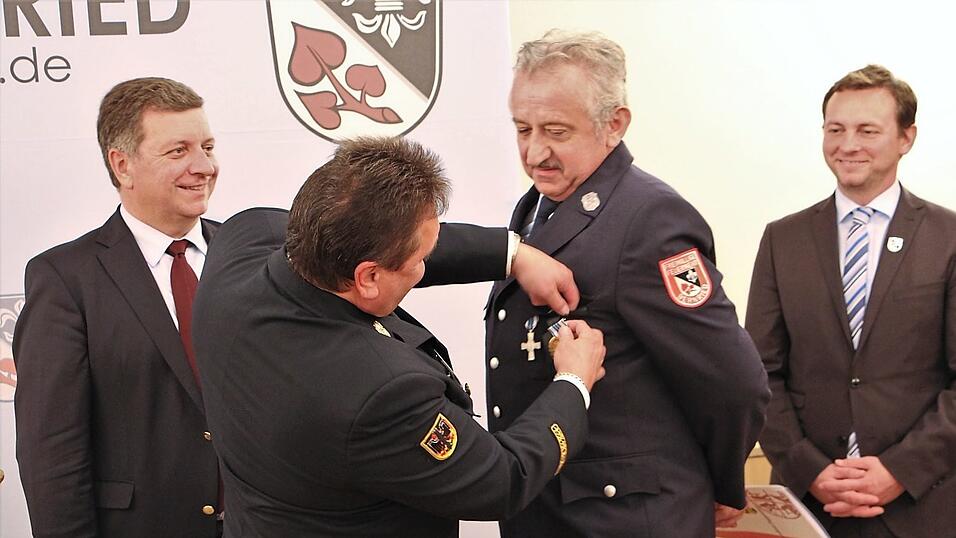 Unter anderem wurde Franz Schiller für 40 Jahre aktiven Dienst ausgezeichnet. Unter anderem wurde Franz Schiller für 40 Jahre aktiven Dienst ausgezeichnet.