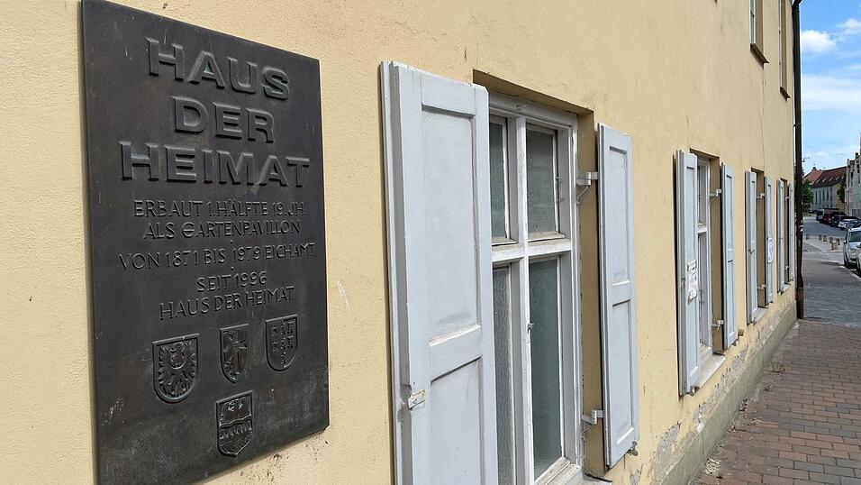 Das &bdquo;Haus der Heimat&ldquo; an der Kolpingstra&szlig;e soll verkauft werden. Die Verwaltung wollte einen Landshuter Interessenten dem Liegenschaftssenat vorschlagen. Die m&ouml;glicherweise sogar lukrativere Option einer Ausschreibung wurde erst im Nachhinein in den Beschlussvorschlag mit aufgenommen.