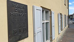 Das „Haus der Heimat“ an der Kolpingstraße soll verkauft werden. Die Verwaltung wollte einen Landshuter Interessenten dem Liegenschaftssenat vorschlagen. Die möglicherweise sogar lukrativere Option einer Ausschreibung wurde erst im Nachhinein in den Beschlussvorschlag mit aufgenommen.