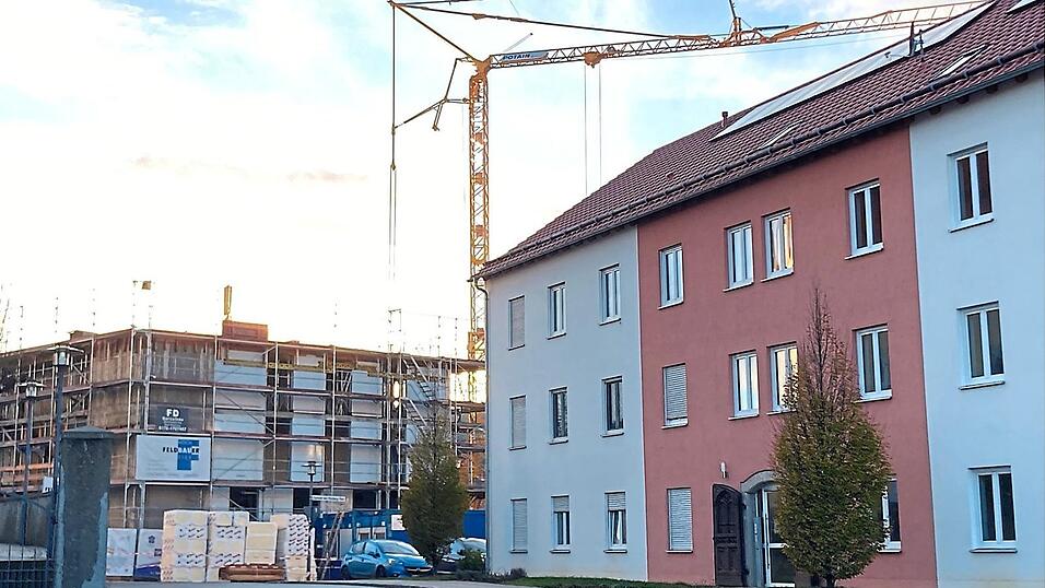 In der Ortsmitte von Schorndorf wird fleißig gebaut. Neben dem Pflegeheim entsteht die 'Neue Soziale Mitte'. In der Ortsmitte von Schorndorf wird fleißig gebaut. Neben dem Pflegeheim entsteht die 'Neue Soziale Mitte'.