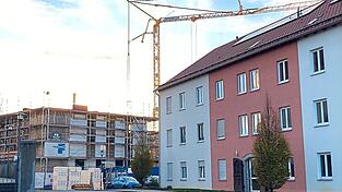 In der Ortsmitte von Schorndorf wird fleißig gebaut. Neben dem Pflegeheim entsteht die 'Neue Soziale Mitte'. In der Ortsmitte von Schorndorf wird fleißig gebaut. Neben dem Pflegeheim entsteht die 'Neue Soziale Mitte'.