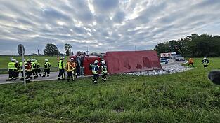 Der Lastwagen ist mit dem Bauschutt umgekippt. 