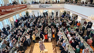 Die Biergarnituren reichen am Mittwochvormittag nicht aus, um alle Besucher im Bernlochner unterzubringen. Der Stimmung im Saal tut das keinen Abbruch. Auf dem Bild begr&uuml;&szlig;t Landtagsfraktionsvorsitzende Katharina Schulze das Landshuter Publikum - um wenig sp&auml;ter kr&auml;ftig gegen die Union auszuteilen.