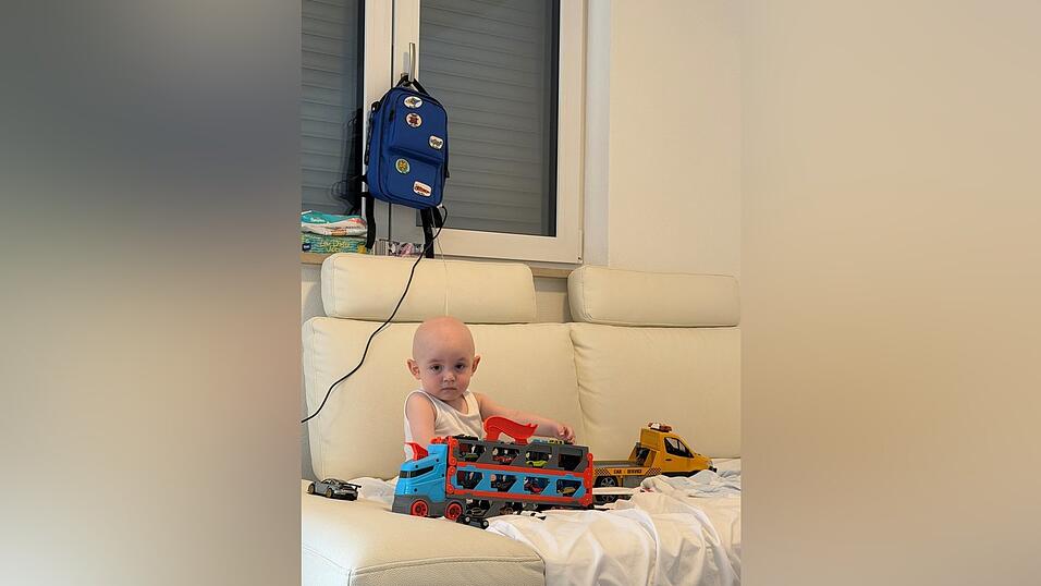 Trotz Leukämie-Erkrankung ist Leo immer spielbereit. In seiner Sammlung hat er dutzende Autos. Trotz Leukämie-Erkrankung ist Leo immer spielbereit. In seiner Sammlung hat er dutzende Autos.