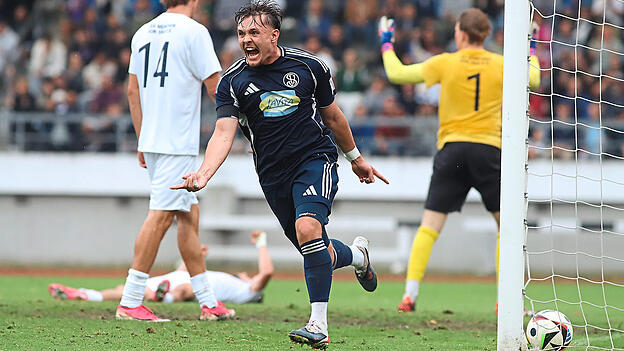 In Torlaune: Landshuts Kenny Sigl (blaues Trikot) war beim 6:2-Erfolg gegen den TSV 1860 M&uuml;nchen II gleich doppelt erfolgreich und hatte ma&szlig;geblichen Anteil am Kantersieg seiner SVL.