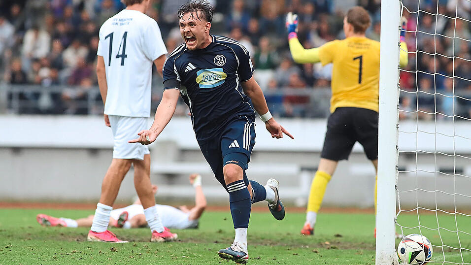In Torlaune: Landshuts Kenny Sigl (blaues Trikot) war beim 6:2-Erfolg gegen den TSV 1860 München II gleich doppelt erfolgreich und hatte maßgeblichen Anteil am Kantersieg seiner SVL. In Torlaune: Landshuts Kenny Sigl (blaues Trikot) war beim 6:2-Erfolg gegen den TSV 1860 München II gleich doppelt erfolgreich und hatte maßgeblichen Anteil am Kantersieg seiner SVL.