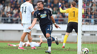 In Torlaune: Landshuts Kenny Sigl (blaues Trikot) war beim 6:2-Erfolg gegen den TSV 1860 München II gleich doppelt erfolgreich und hatte maßgeblichen Anteil am Kantersieg seiner SVL. In Torlaune: Landshuts Kenny Sigl (blaues Trikot) war beim 6:2-Erfolg gegen den TSV 1860 München II gleich doppelt erfolgreich und hatte maßgeblichen Anteil am Kantersieg seiner SVL.