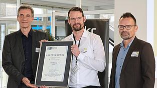 Zum Geburtstag gibt es für die Firma HKR die IHK-Jubiläumsurkunde. Zum Geburtstag gibt es für die Firma HKR die IHK-Jubiläumsurkunde.