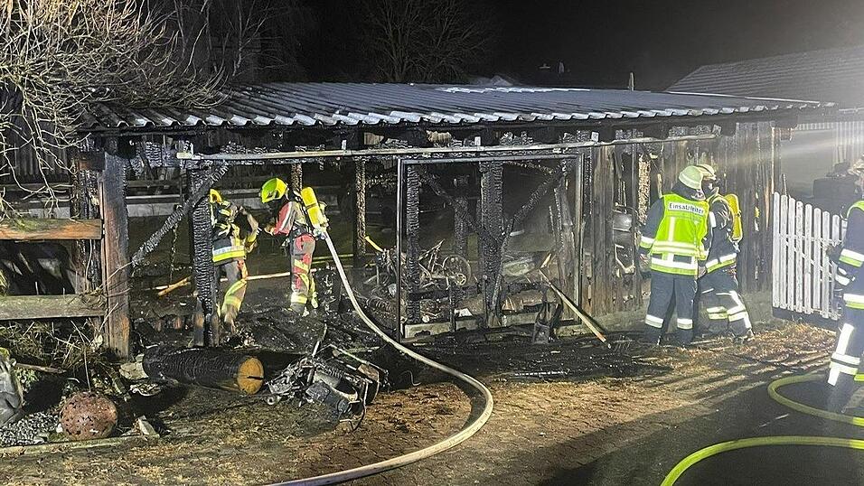 Ein Schuppen brannte in Trieching nieder. Laut Polizei war dafür allerdings kein Böller verantwortlich. Ein Schuppen brannte in Trieching nieder. Laut Polizei war dafür allerdings kein Böller verantwortlich.