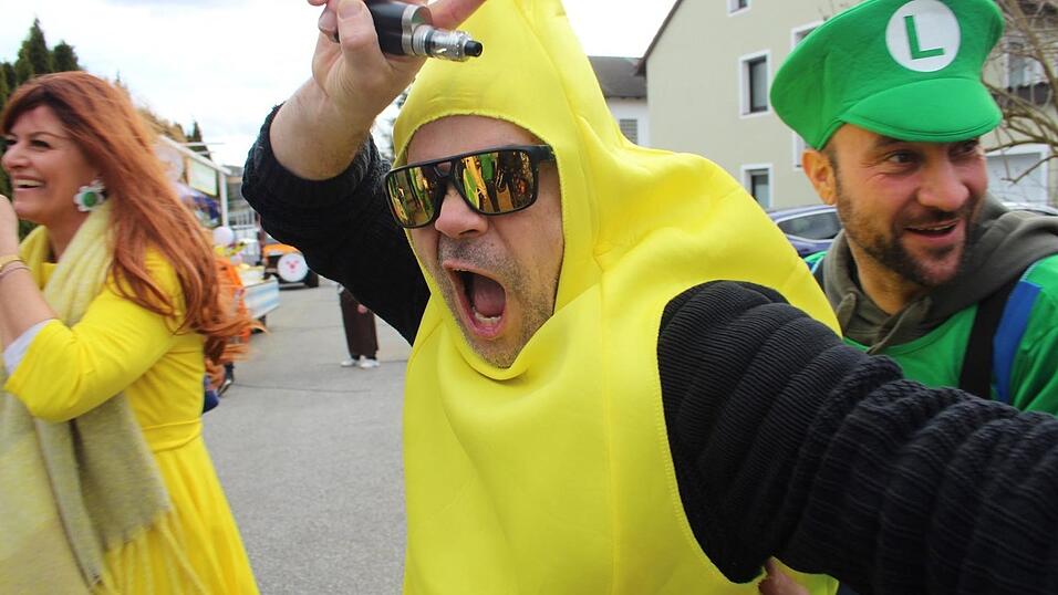 Viele Faschings-Fans haben sich am Samstag den Umzug in Langenbach angesehen. Viele Faschings-Fans haben sich am Samstag den Umzug in Langenbach angesehen.