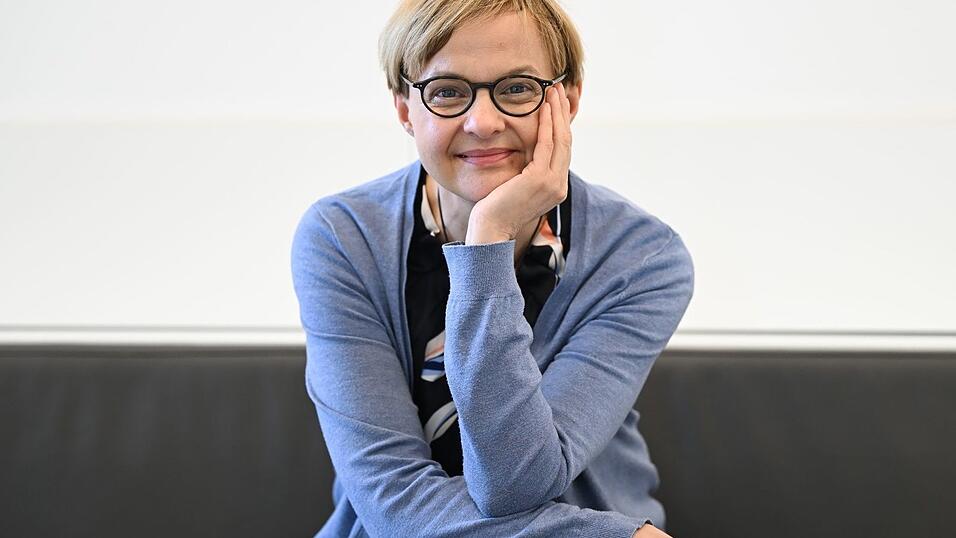 «Wenn jemand akut suizidal ist, ist das Erste, was man tun muss, Zeit zu gewinnen.» - Ute Lewitzka, Deutschlands erste Professorin für Suizidologie und Suizidprävention wurde zum 1. November 2024 an die Frankfurter Goethe-Universität berufen. «Wenn jemand akut suizidal ist, ist das Erste, was man tun muss, Zeit zu gewinnen.» - Ute Lewitzka, Deutschlands erste Professorin für Suizidologie und Suizidprävention wurde zum 1. November 2024 an die Frankfurter Goethe-Universität berufen.