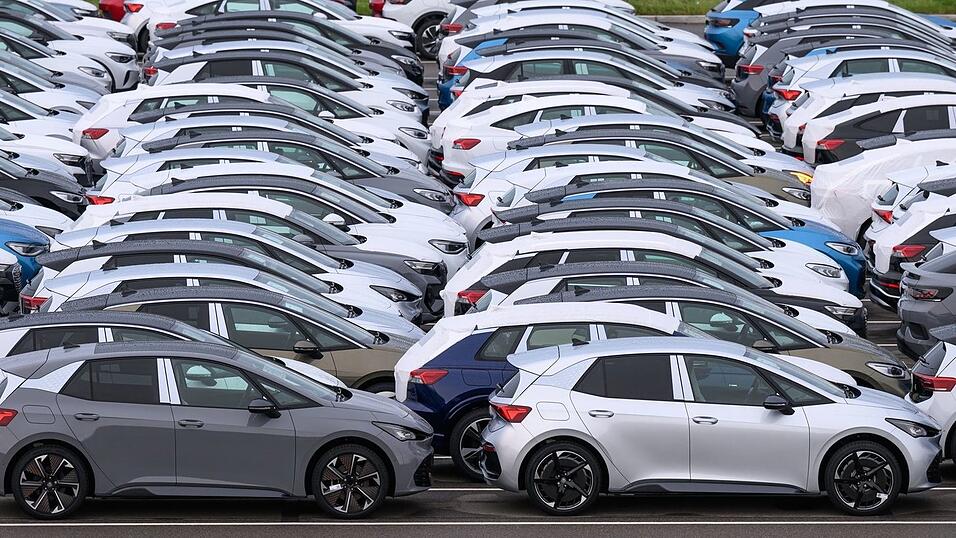 Der Autolobby-Verband VDA rechnet für kommendes Jahr mit etwa 30 Prozent mehr neuen Elektroautos. (Archivbild)