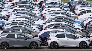 Der Autolobby-Verband VDA rechnet für kommendes Jahr mit etwa 30 Prozent mehr neuen Elektroautos. (Archivbild) Der Autolobby-Verband VDA rechnet für kommendes Jahr mit etwa 30 Prozent mehr neuen Elektroautos. (Archivbild)