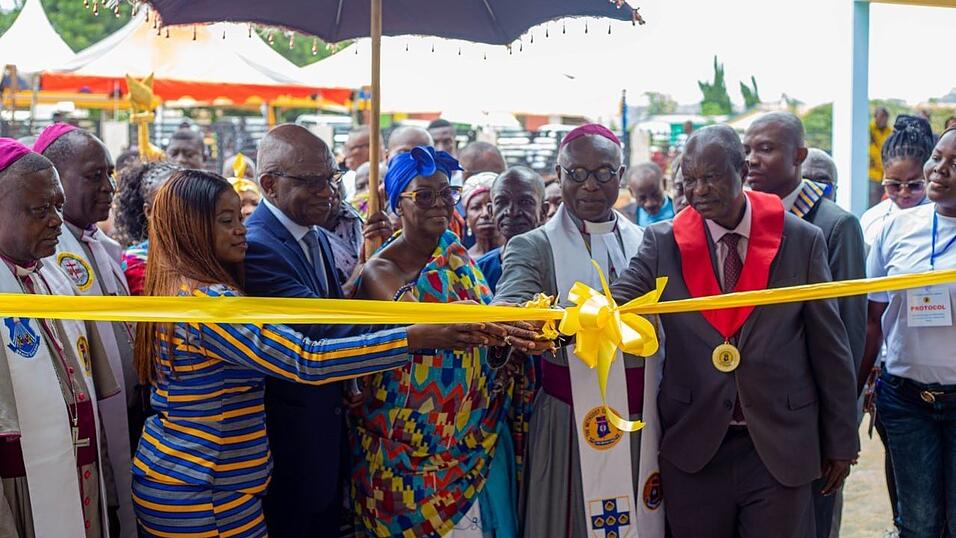 Bürgermeisterin Gloria Opoku Gyamfi (von links), Vereins-Präsident Kwame Abrefa-Busia aus Landshut, Queenmother of Wenchi, Nana Afoa Pokuaa Dankoto II., und der Bischof der Methodist Church Ghana, Johnson Asamoah-Gyadu, durchschneiden das Band bei der feierlichen Eröffnung der medizinischen Einrichtung. Foto rechts: Das neue Orthopädische Zentrum in Wenchi Bürgermeisterin Gloria Opoku Gyamfi (von links), Vereins-Präsident Kwame Abrefa-Busia aus Landshut, Queenmother of Wenchi, Nana Afoa Pokuaa Dankoto II., und der Bischof der Methodist Church Ghana, Johnson Asamoah-Gyadu, durchschneiden das Band bei der feierlichen Eröffnung der medizinischen Einrichtung. Foto rechts: Das neue Orthopädische Zentrum in Wenchi