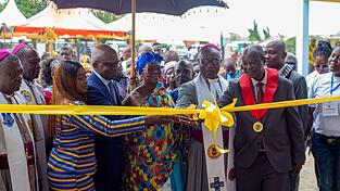 B&uuml;rgermeisterin Gloria Opoku Gyamfi (von links), Vereins-Pr&auml;sident Kwame Abrefa-Busia aus Landshut, Queenmother of Wenchi, Nana Afoa Pokuaa Dankoto II., und der Bischof der Methodist Church Ghana, Johnson Asamoah-Gyadu, durchschneiden das Band bei der feierlichen Er&ouml;ffnung der medizinischen Einrichtung. Foto rechts: Das neue Orthop&auml;dische Zentrum in Wenchi