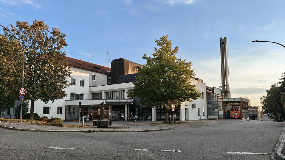 Nach der Fusion der Kliniken im Landkreis Landshut soll das Haus in Vilsbiburg zur Fachklinik werden. In den benachbarten Landkreisen Mühldorf und Altötting sind diese Prozesse bereits abgeschlossen. Nach der Fusion der Kliniken im Landkreis Landshut soll das Haus in Vilsbiburg zur Fachklinik werden. In den benachbarten Landkreisen Mühldorf und Altötting sind diese Prozesse bereits abgeschlossen.