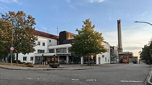Nach der Fusion der Kliniken im Landkreis Landshut soll das Haus in Vilsbiburg zur Fachklinik werden. In den benachbarten Landkreisen Mühldorf und Altötting sind diese Prozesse bereits abgeschlossen. Nach der Fusion der Kliniken im Landkreis Landshut soll das Haus in Vilsbiburg zur Fachklinik werden. In den benachbarten Landkreisen Mühldorf und Altötting sind diese Prozesse bereits abgeschlossen.