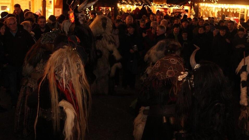 Die Perchtengruppe 'Frisinger Fratz'n' trat am Mittwochabend auf dem Landshuter Christkindlmarkt auf. Die Perchtengruppe 'Frisinger Fratz'n' trat am Mittwochabend auf dem Landshuter Christkindlmarkt auf.