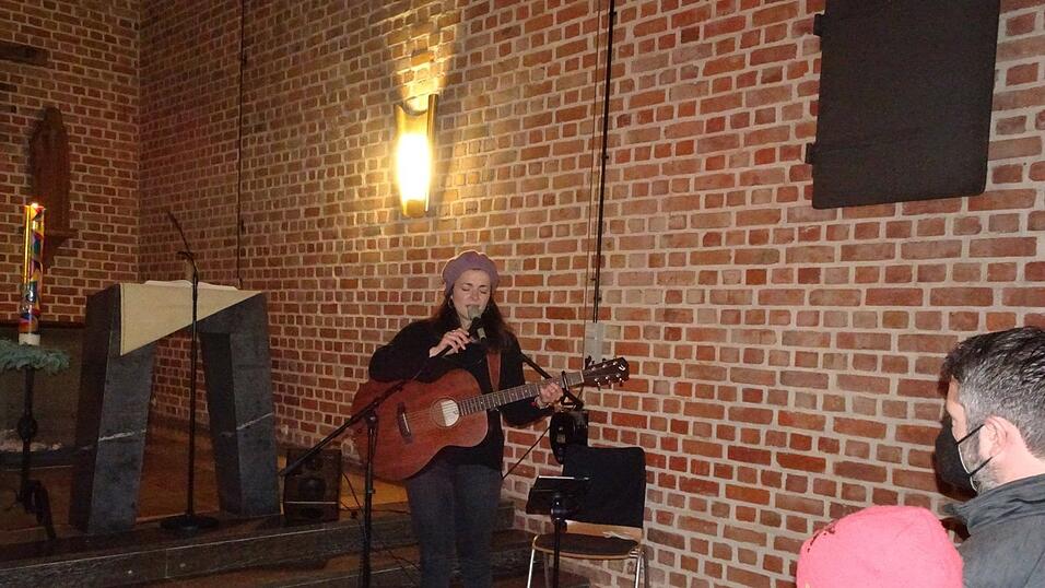 Mit der der Gitarre begleitete die Sängerin Maria Wiethaler ihre zum Teil selbst geschriebenen Lieder. Mit der der Gitarre begleitete die Sängerin Maria Wiethaler ihre zum Teil selbst geschriebenen Lieder.