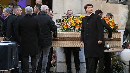 Der Sarg der Schauspielerin Brigitte Bardot wird zur Trauerfeier in die Kirche Notre-Dame de l'Assomption getragen. Der Sarg der Schauspielerin Brigitte Bardot wird zur Trauerfeier in die Kirche Notre-Dame de l'Assomption getragen.