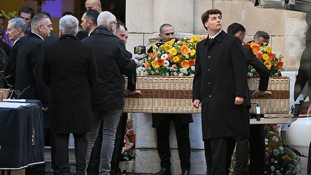 Der Sarg der Schauspielerin Brigitte Bardot wird zur Trauerfeier in die Kirche Notre-Dame de l'Assomption getragen.