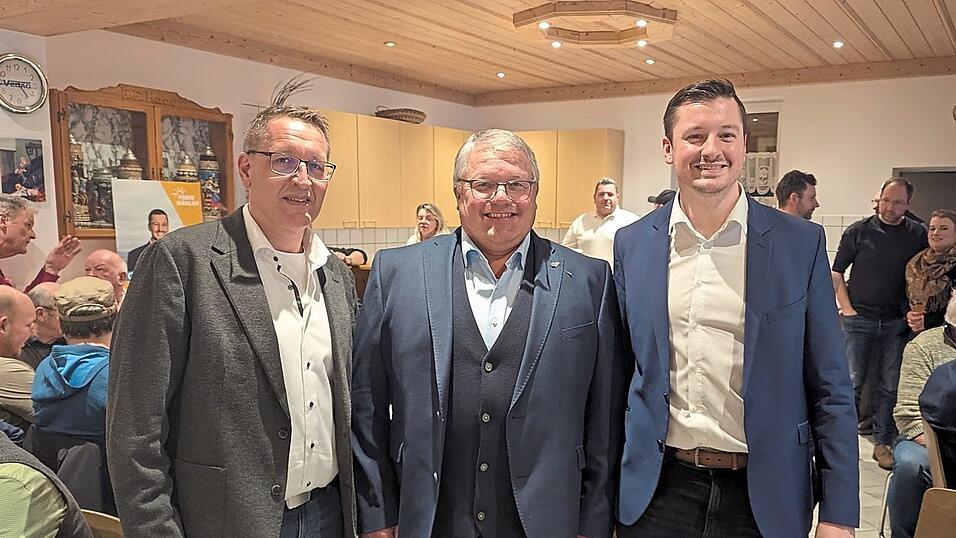 B&uuml;rgermeisterkandidat Karl Kerscher (Mitte) und Landratskandidat Christian Schindler (rechts) trommelten am Donnerstag zusammen mit dem Ortsvorsitzenden Hubert Pohmann f&uuml;r die Freien W&auml;hler zum Rettenbacher Kommunalwahlkampf.