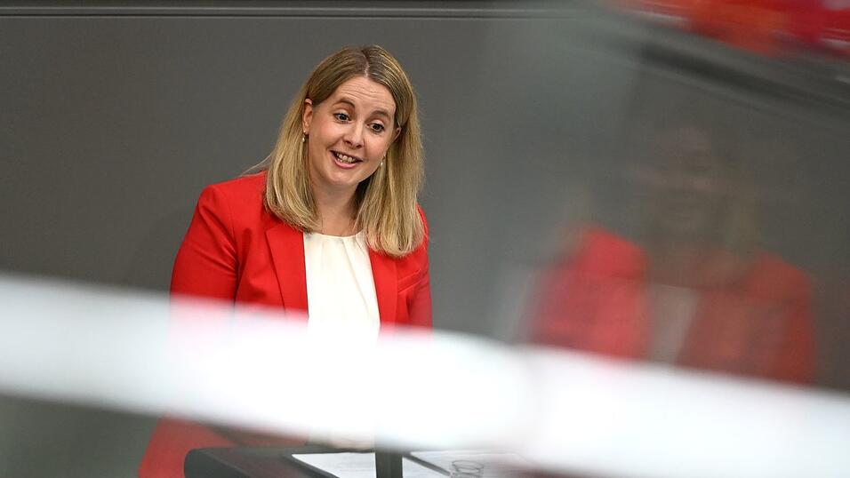 Bauministerin Verena Hubertz beschreibt die Vision von gr&uuml;neren St&auml;dten durch ihr ge&auml;ndertes Baurecht.