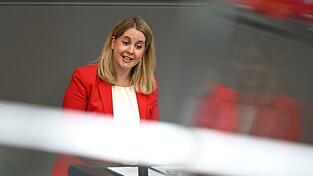 Bauministerin Verena Hubertz beschreibt die Vision von gr&uuml;neren St&auml;dten durch ihr ge&auml;ndertes Baurecht.