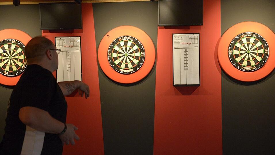 Ruhige Hand, kühler Kopf - beim Darts kommt es nicht nur auf das Werfen an.