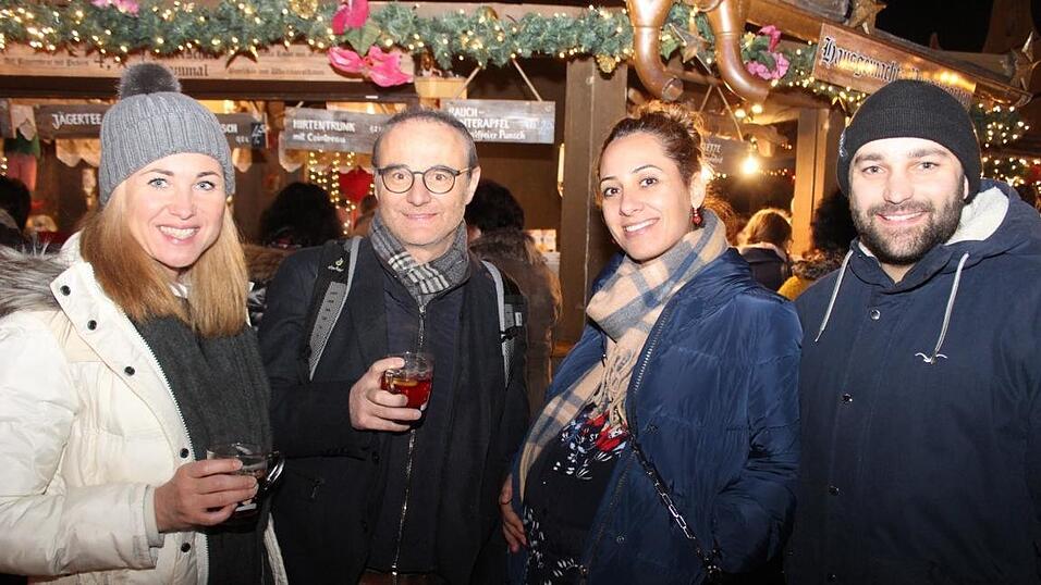 Die Perchtengruppe 'Frisinger Fratz'n' trat am Mittwochabend auf dem Landshuter Christkindlmarkt auf. Die Perchtengruppe 'Frisinger Fratz'n' trat am Mittwochabend auf dem Landshuter Christkindlmarkt auf.
