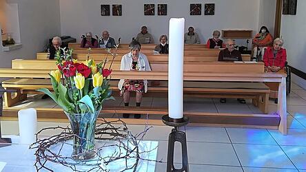 Die Dornenkrone als Zeichen f&uuml;r die Pandemie lag neben der Osterkerze. Pastoralreferentin Gabriele Weininger (rechts) feierte Gottesdienste in der Hauskapelle und auf der Station B des Hauses.
