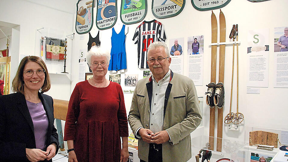 B&uuml;rgermeisterin Andrea Probst, Museumsleiterin Barbara Michal und Landrat Josef Laumer (von links) in der Abteilung, die sich den Sportvereinen widmet