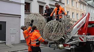 Die Deko-Trupps sind seit Montag in der Innenstadt mit dem Anbringen der Deko beschäftigt.
