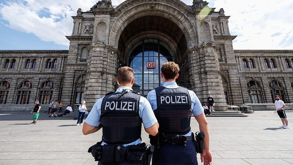 Rund um den Nürnberger Hauptbahnhof wird das Kiffen und das Mitführen von Cannabis verboten. (Archivbild) Rund um den Nürnberger Hauptbahnhof wird das Kiffen und das Mitführen von Cannabis verboten. (Archivbild)